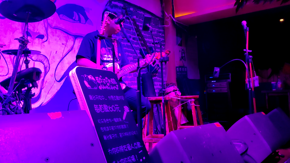 去大理古城大森林酒吧聽大哥唱歌