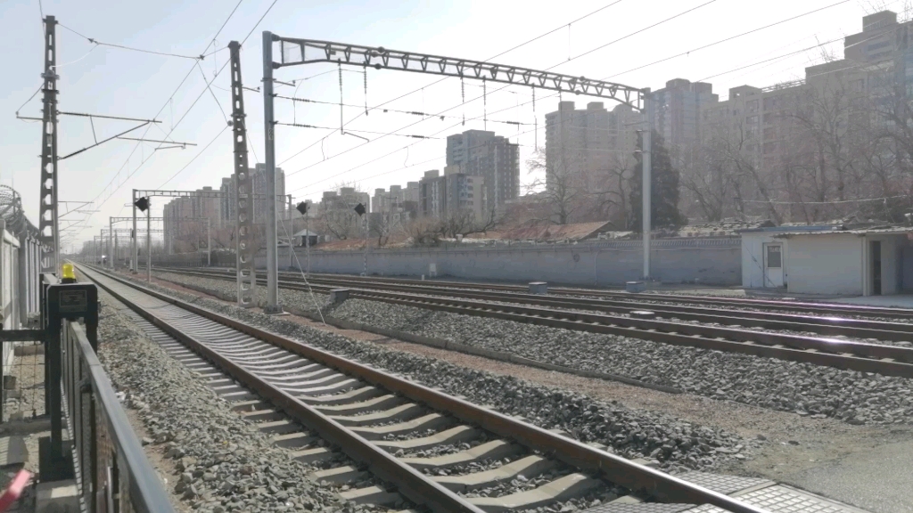 k430次列车水南庄道口通过