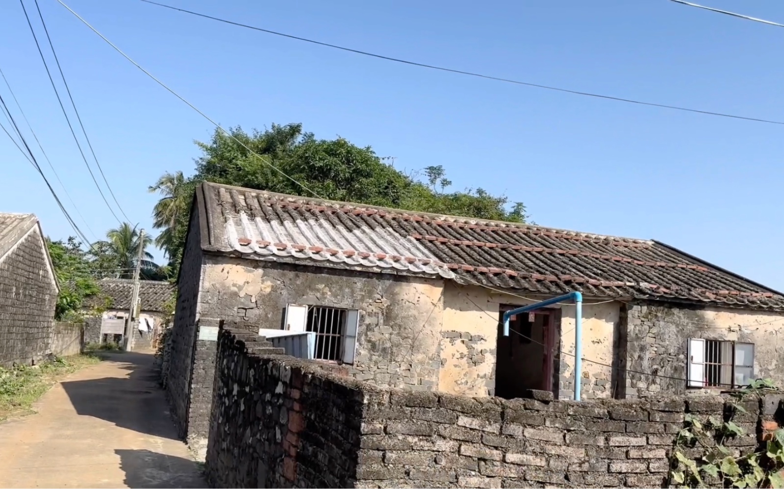 帮网友找个海南农家小院,这个老房子有前院后院可以种菜养鸡还有茶室