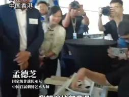 Descargar video: 非遗传承人手绣非遗丝巾，送给霍启刚：我想送给郭晶晶