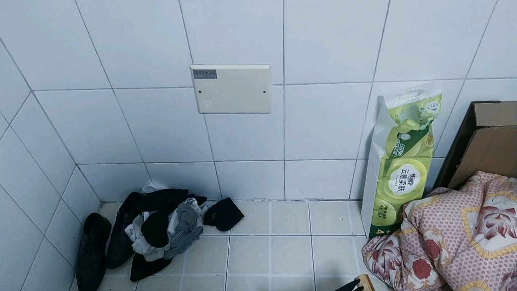 [图]别看我今天住着厕所出租屋，改日三层高的别墅我都嫌寒碜