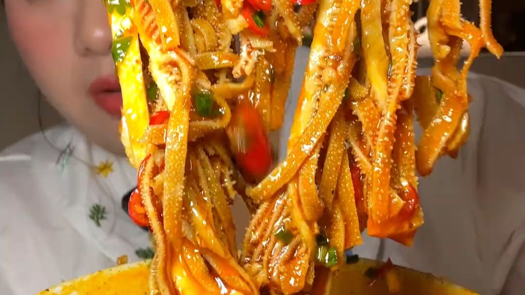 大馋丫头勇闯宜兴,在茶馆炫一顿鲜货火锅要花多少钱