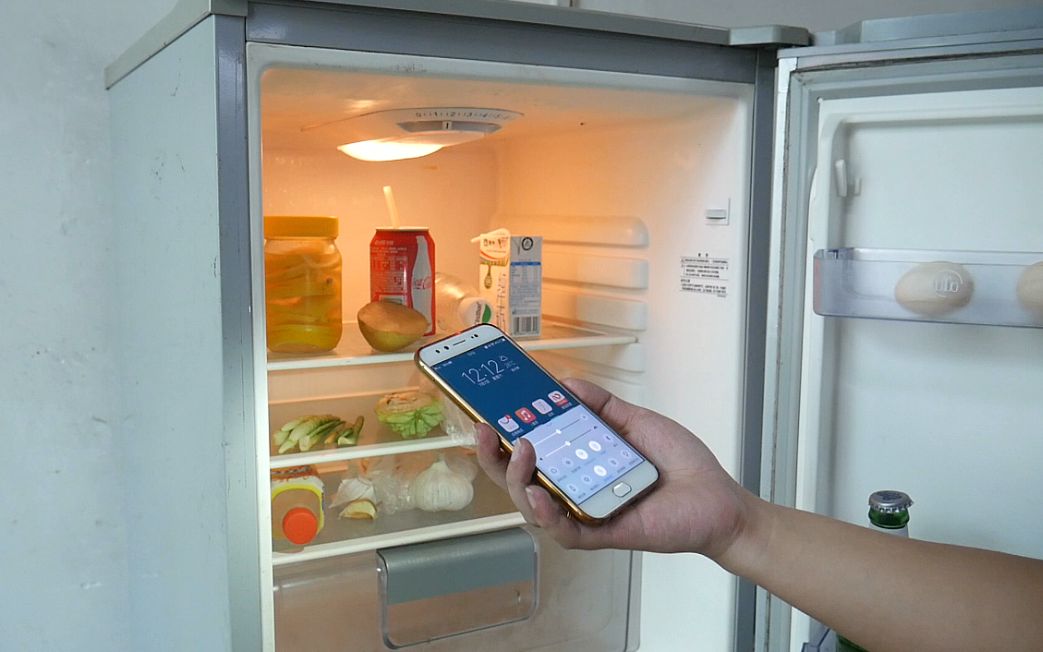 把手机放进冰箱里,没想到可以解决这个烦恼,看完你会感谢我的
