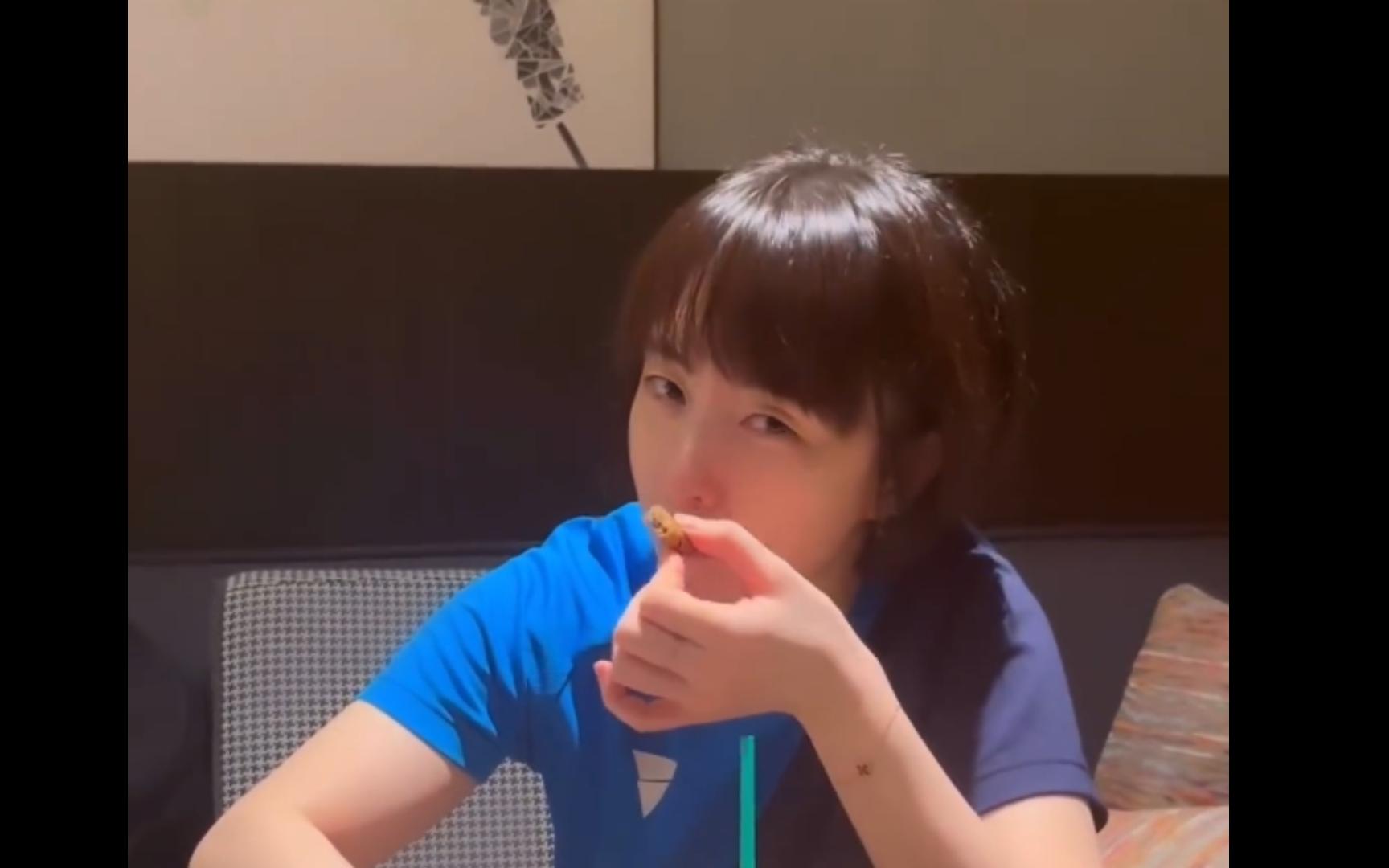 徐孝元品尝新加坡曲奇【wtt新加坡大满贯2024】