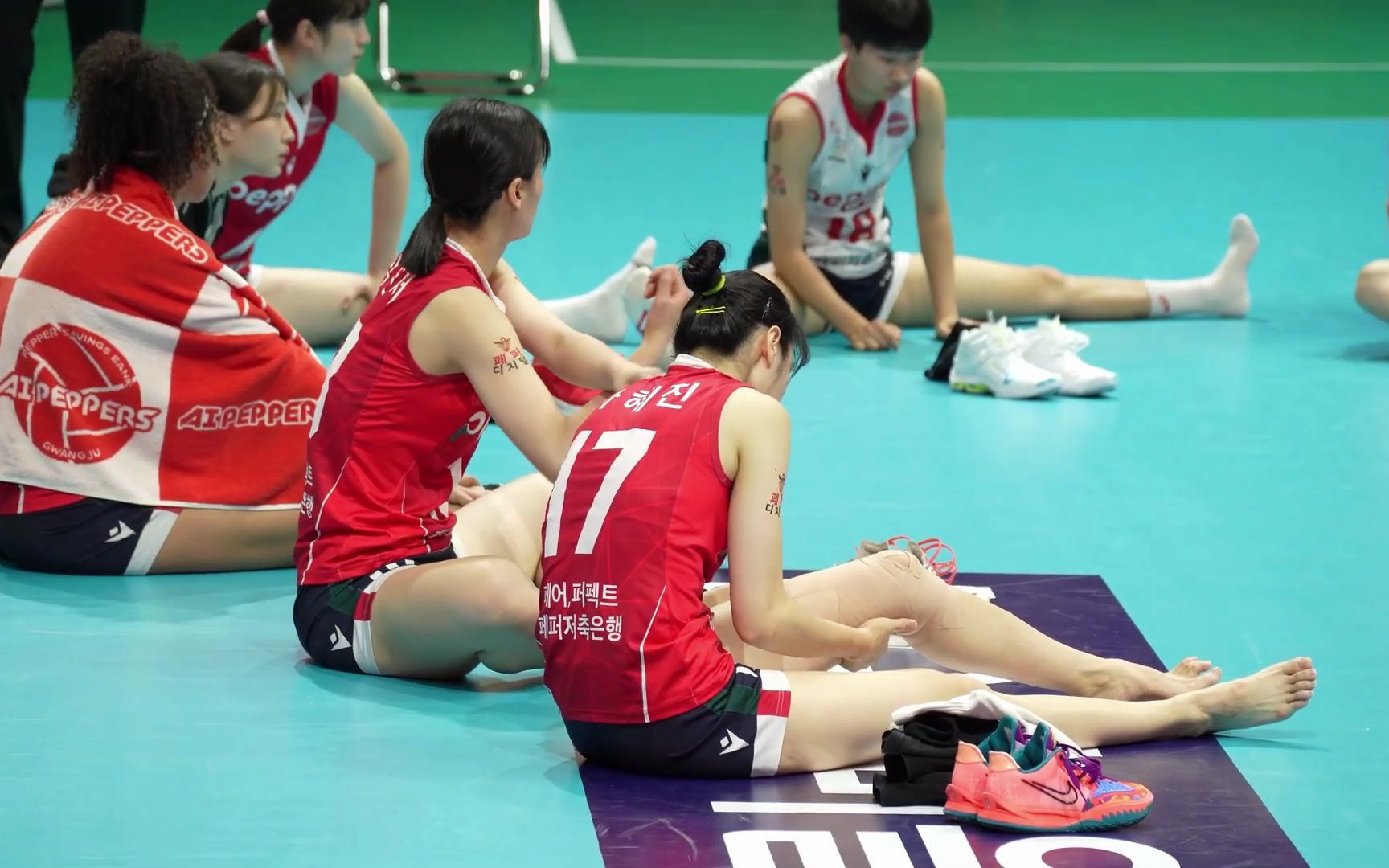 女排女生赛后拉伸自己的身体