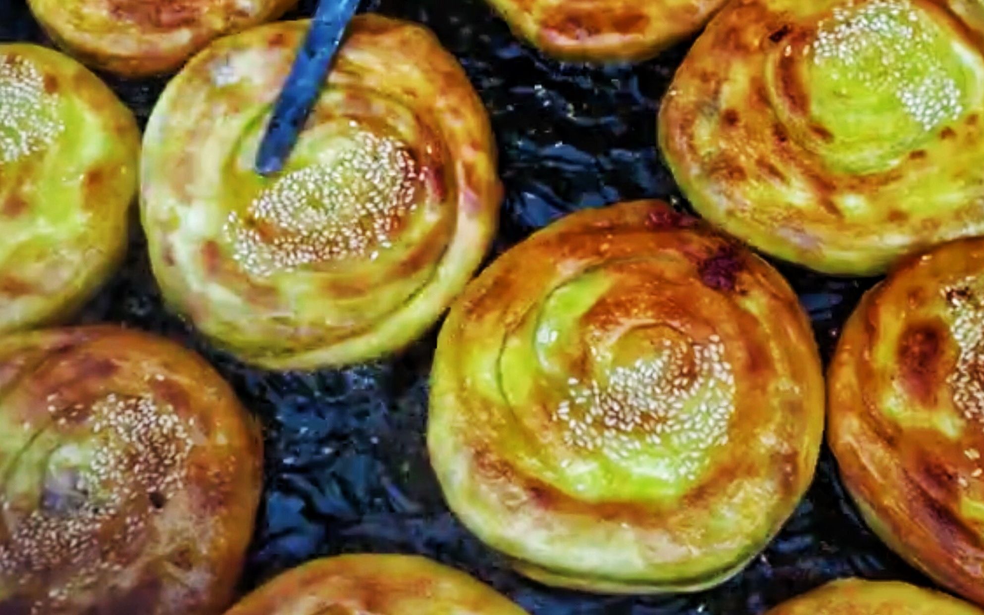 金黄酥脆的军屯锅盔先炸后烤一口下去香极了绝就一个字