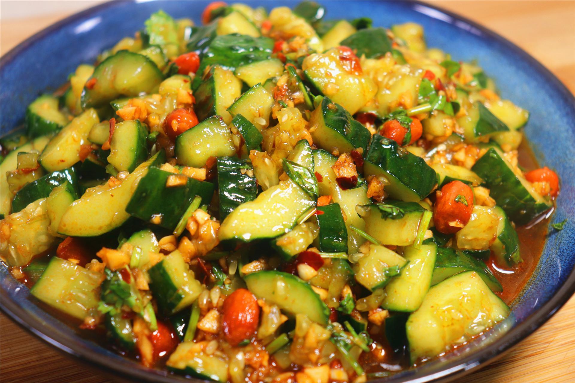 拌黄瓜第一步用盐腌是错的!难怪不好吃,饭店大厨教你详细做法