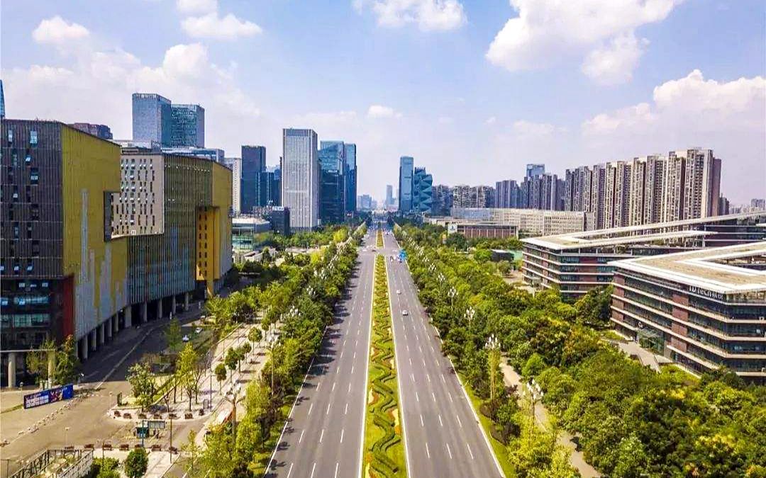 在家逛完全国最长的城市中轴,成都的天府大道,感觉自己真的很穷