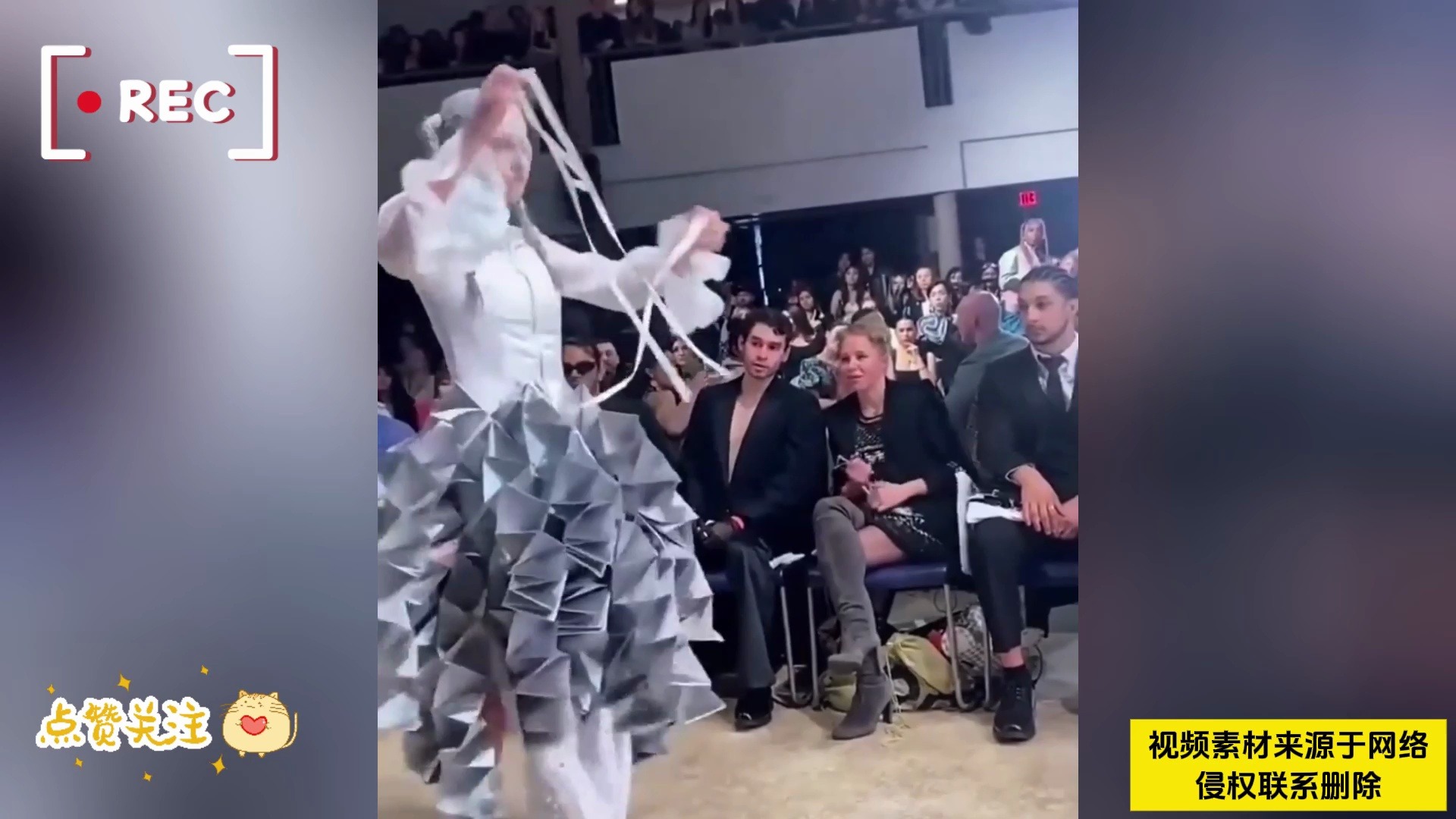 走秀现场模特突然解开腰带,原本普通的衣服,立马变成了裙子