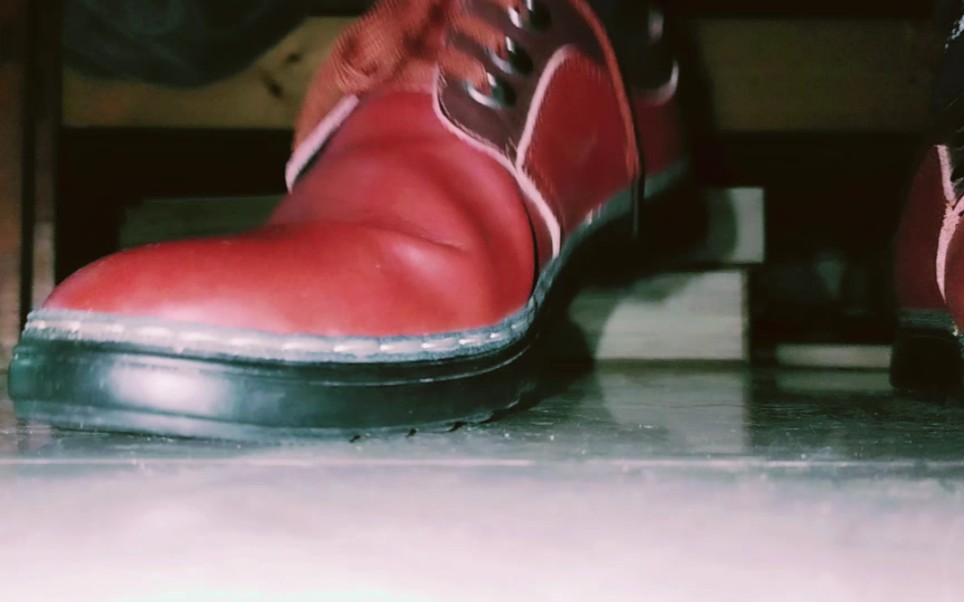 跪下来乞求舔皮鞋黑袜男人96