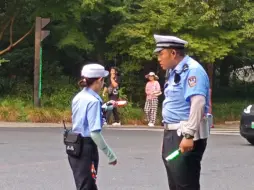 偶遇“狐狸”警官在跟“熊”警官取经指挥经验，一大一小好生可爱