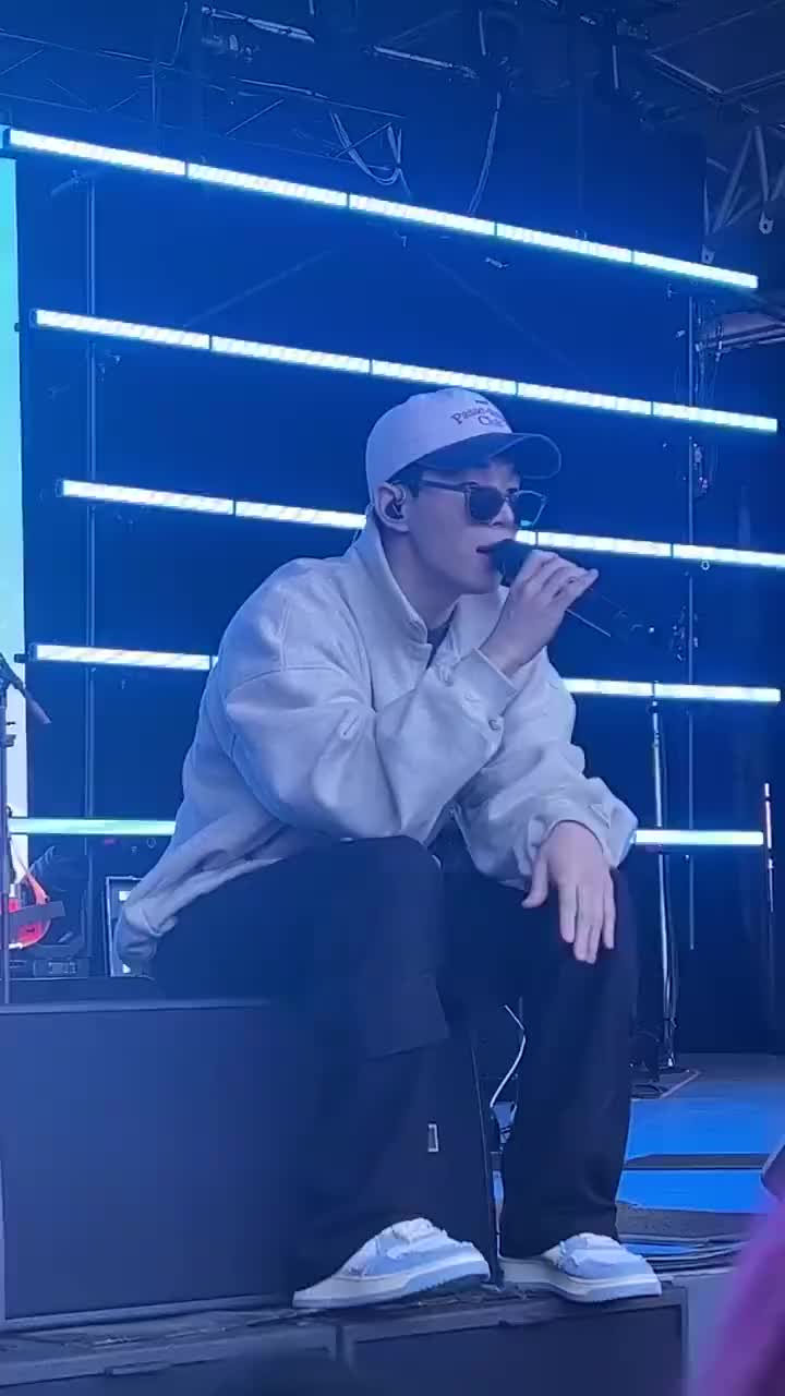 刘宪华henry音乐音乐节彩排ingitsyou看到粉丝头上