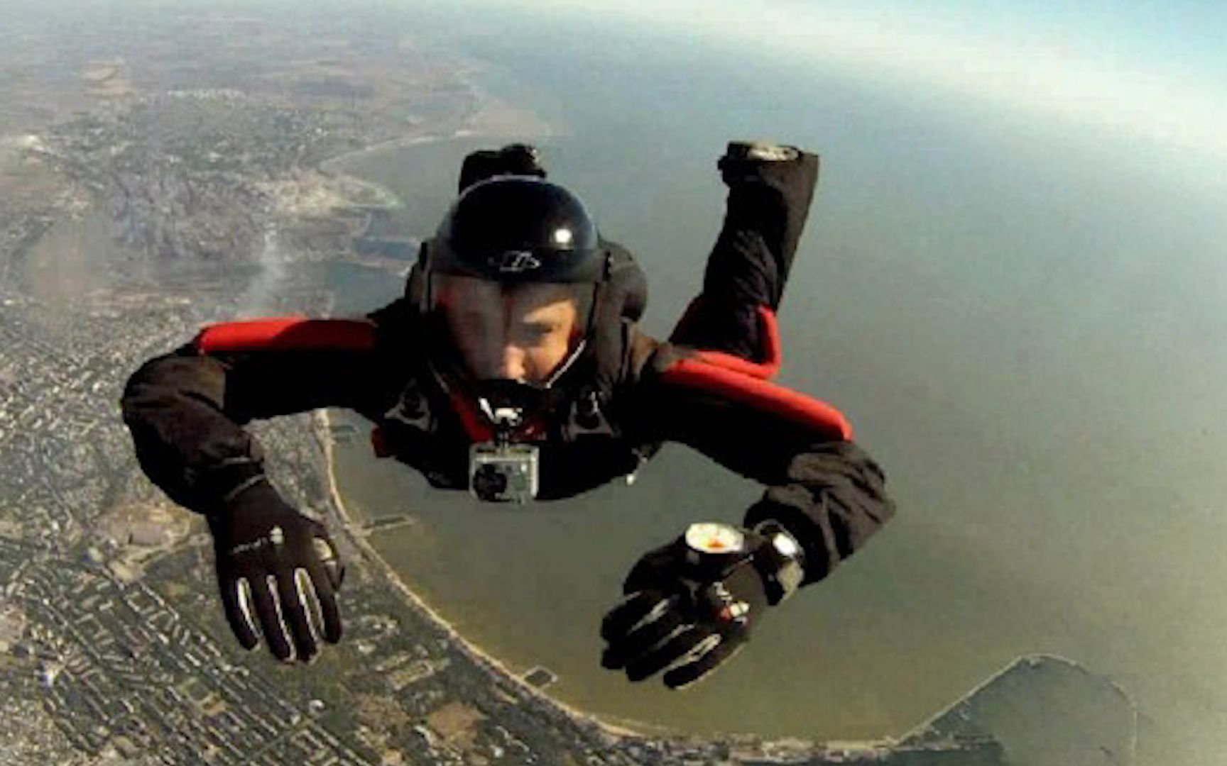 18岁小伙跟无证教练跳伞坠落4千米高空丧命,家属获赔2