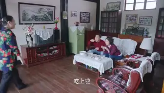 邻居大妈天天来蹭饭，两口子故意不做，当她面啃鸡腿