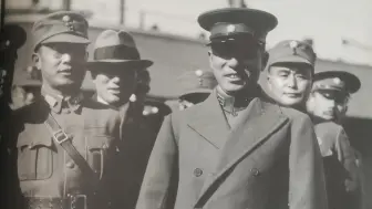 Descargar video: 1931年，张学良出席元旦阅兵典礼，30岁的他满面春风，英姿勃发