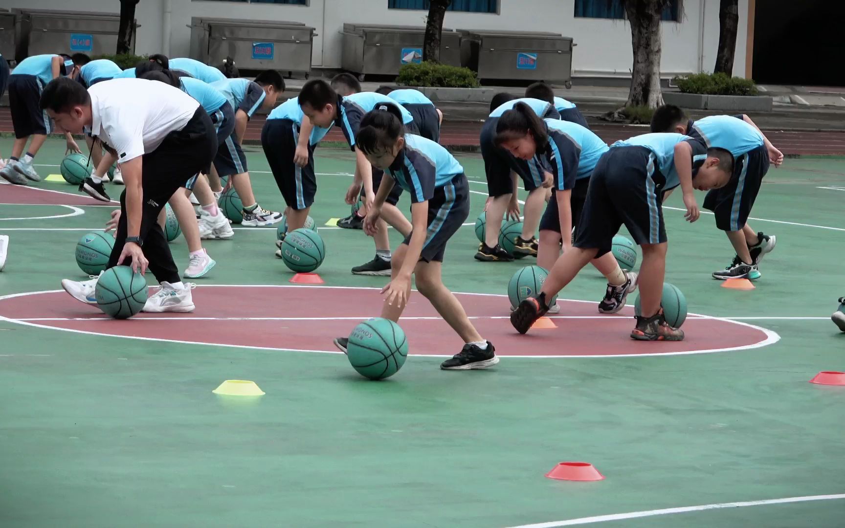 塘厦实验小学(李四永)体前变向运球教学视频