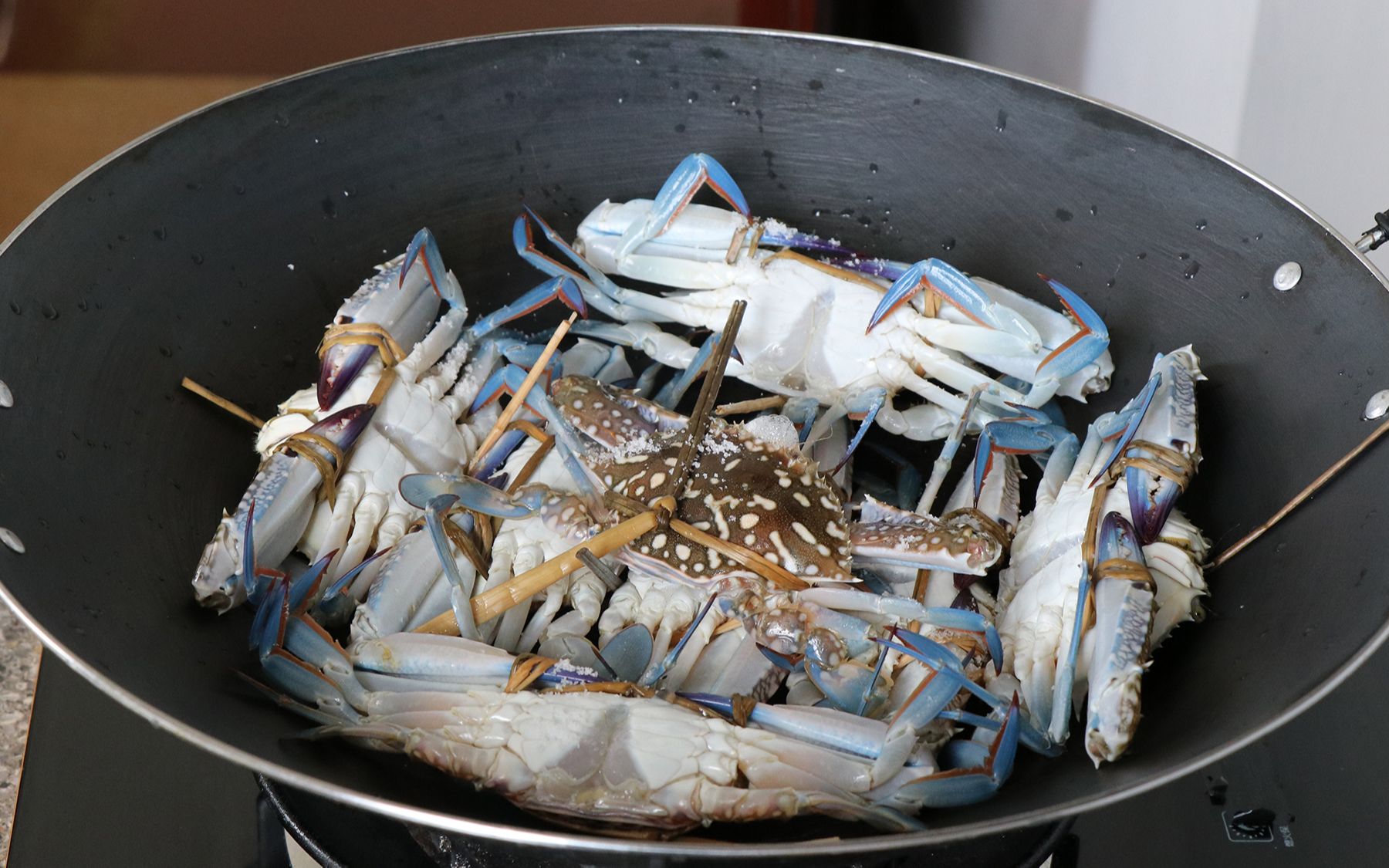 干烧兰花蟹不用一滴水,盖上盖开火烧到冒香气,出