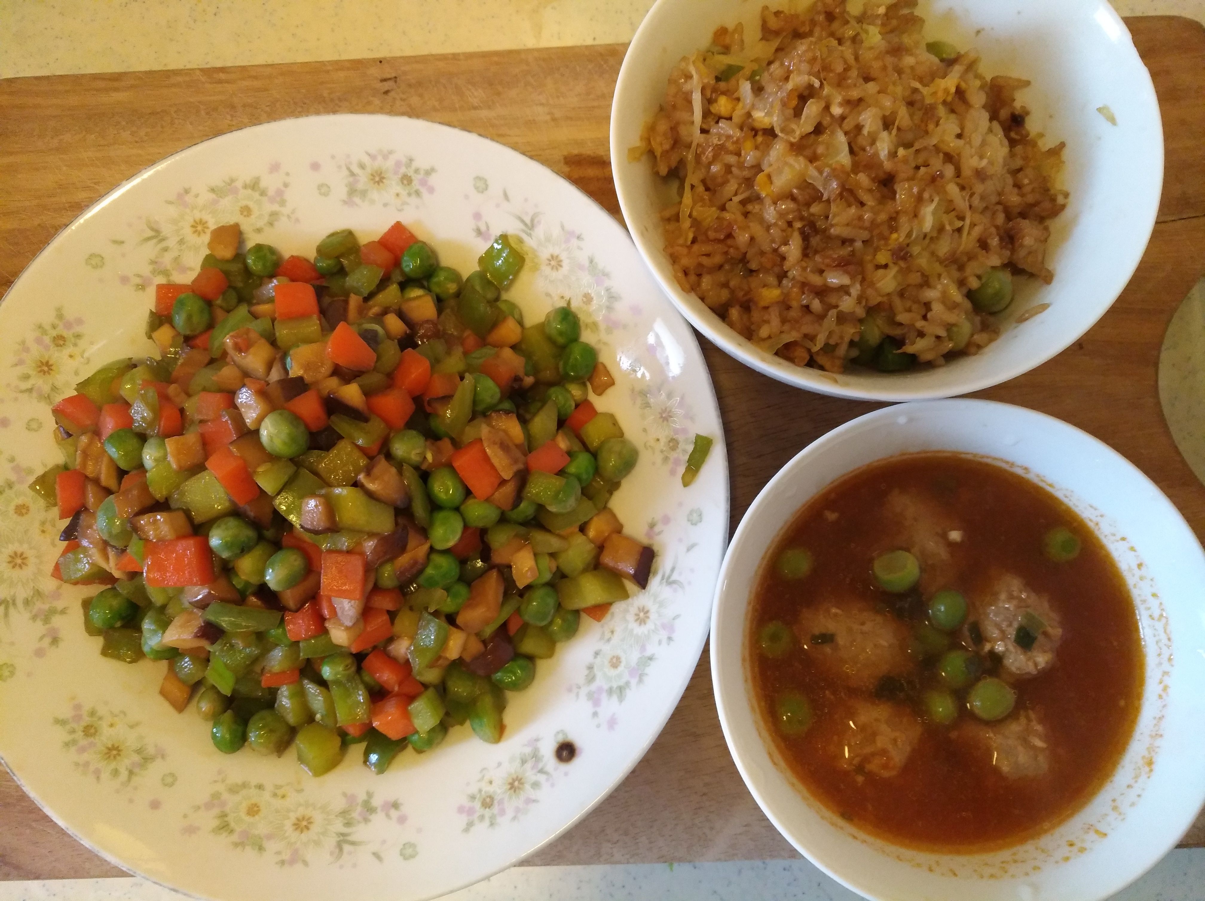 今日一餐,炒五丁+豌豆番茄肉丸汤+圆白菜蛋炒饭哔哩哔哩bilibili