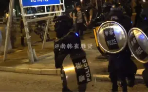 Descargar video: 帅气的速龙小队阿sir怒斥蟑螂们