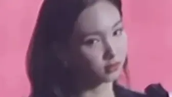 主持人拿momo和金希澈恋情开玩笑时 成员的表情…..