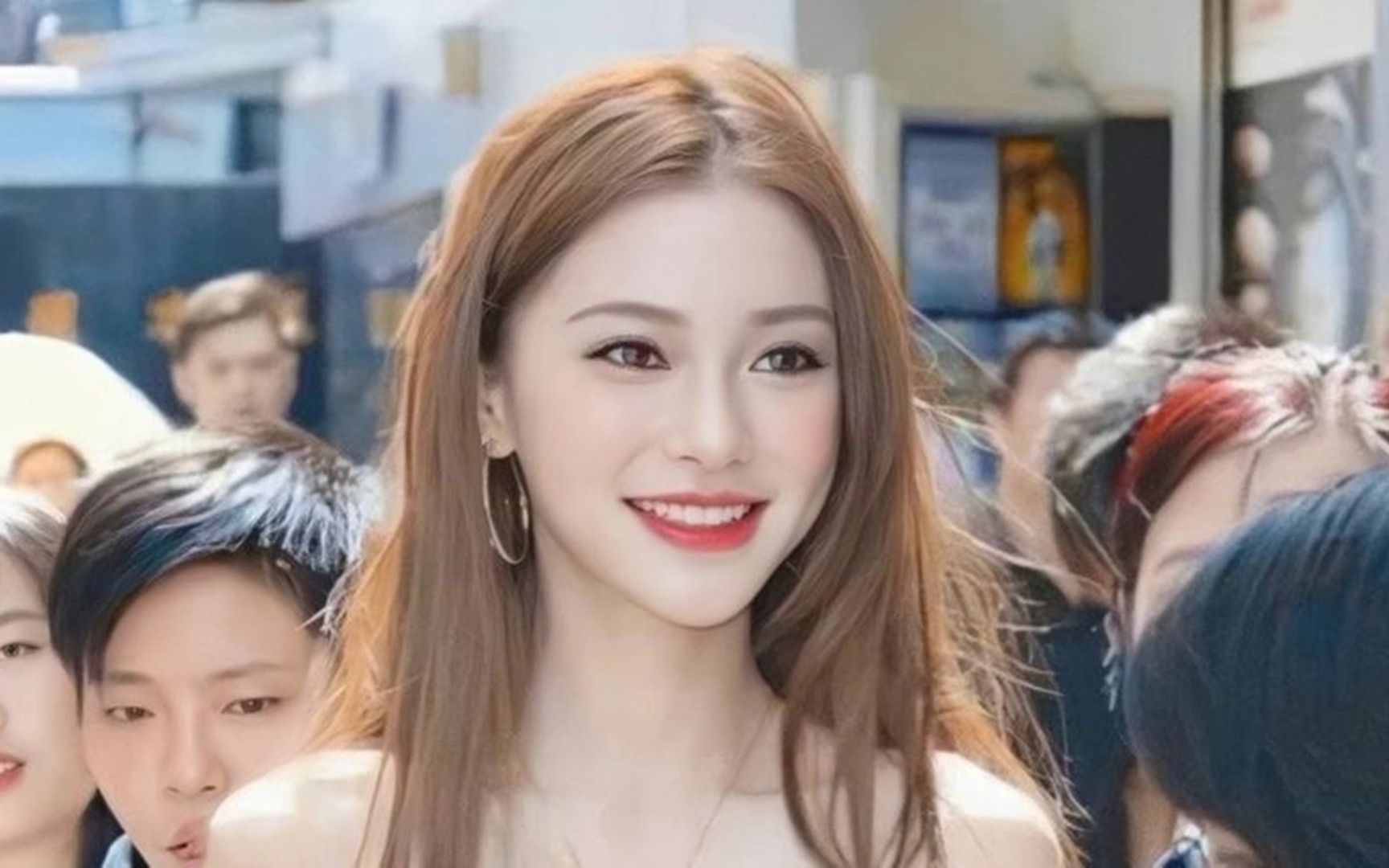 杨颖直播卸妆,却不小心把鼻子"碰歪",网友:这还没整容吗?