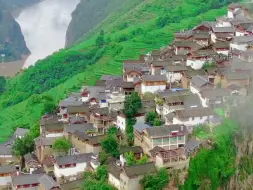 Скачать видео: 中国最难娶媳妇的村子，整个村庄建在腾空的巨石上，三面都是悬崖峭壁。全村在猴子都爬不上来的悬崖上居住了700多年