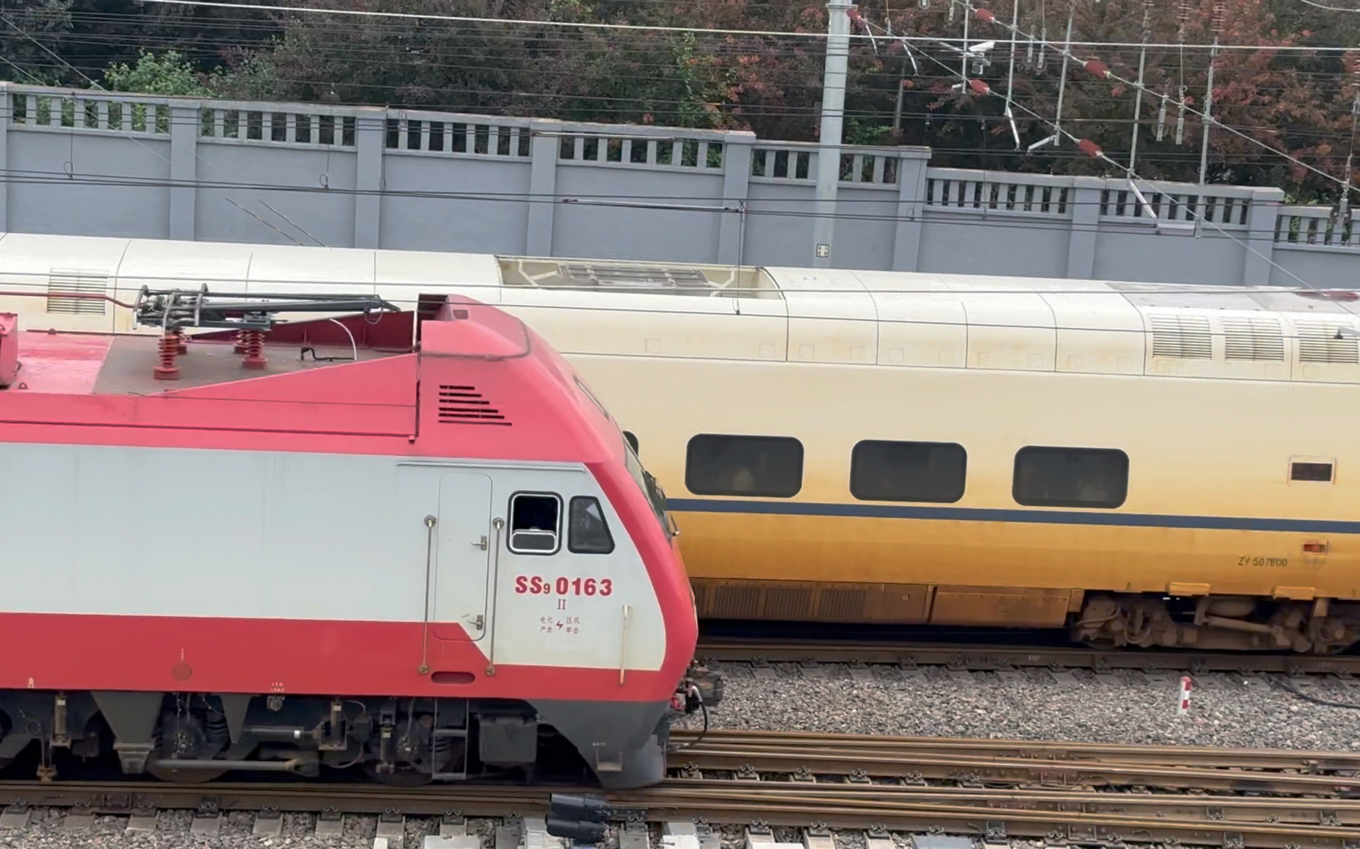 京沪神车1461出北京站交会脏驴crh5a-5076
