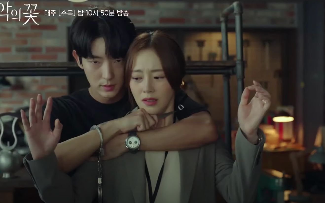 邪恶之花恶之花第13集cut中字贤秀挟持智元智元确认指纹紧急逮捕贤秀