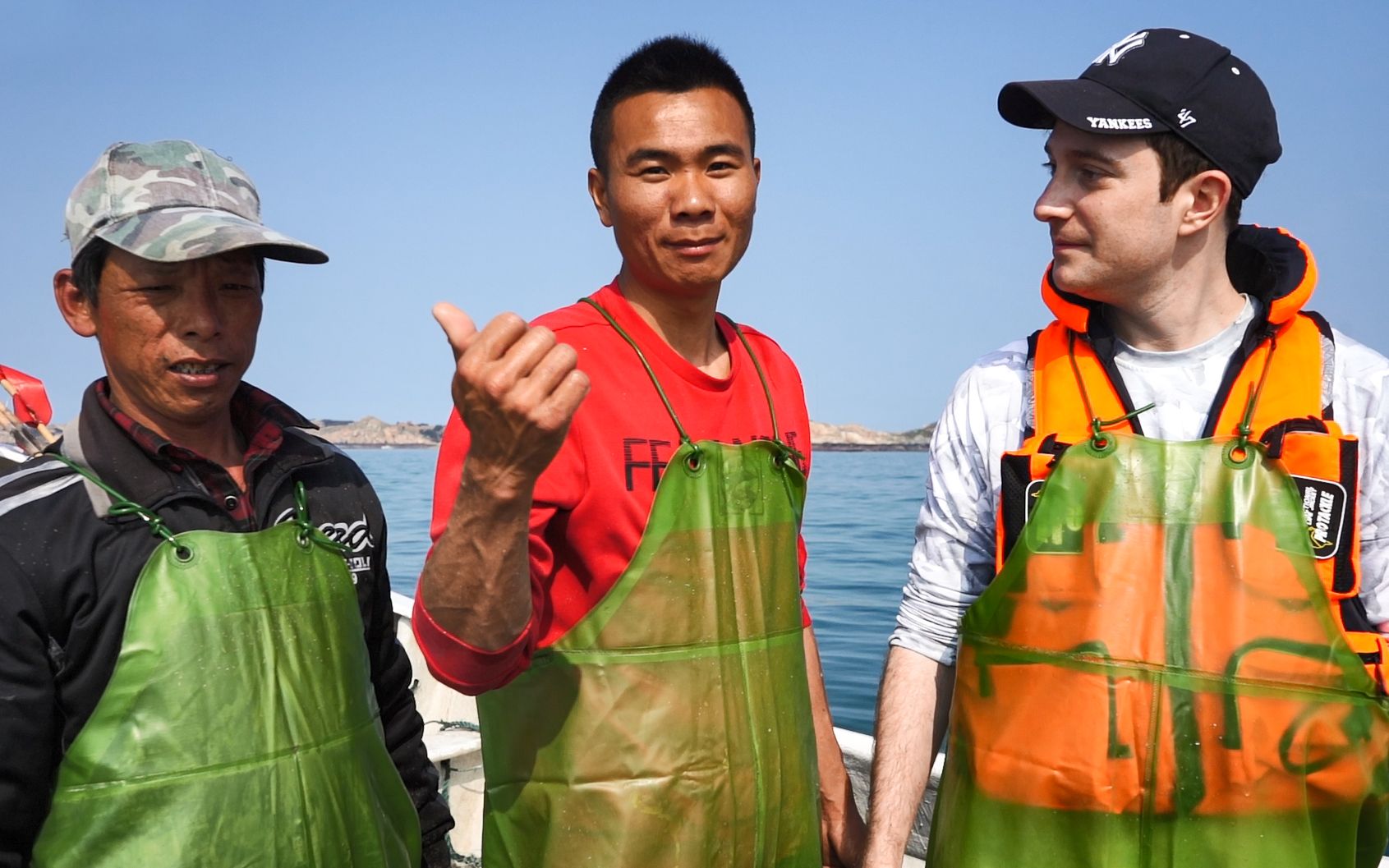 阿雄 阿烽带外国小哥赶海,海里的好货又大猛,让外国小哥全程尖叫