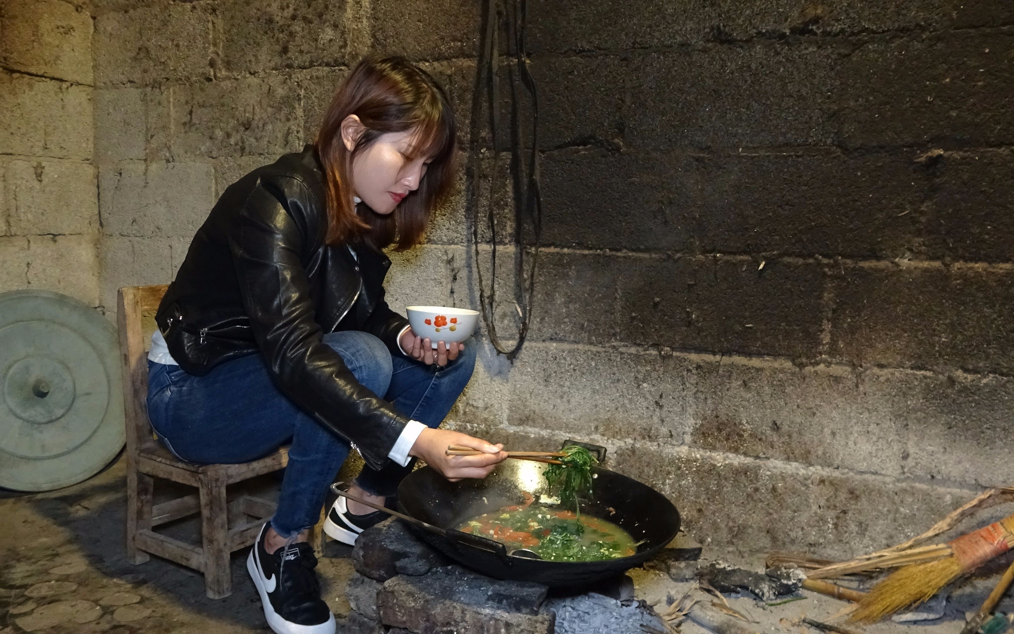 美女到小莫家做客肚子饿,打开锅只剩一碗米饭不够吃,这下尴尬了