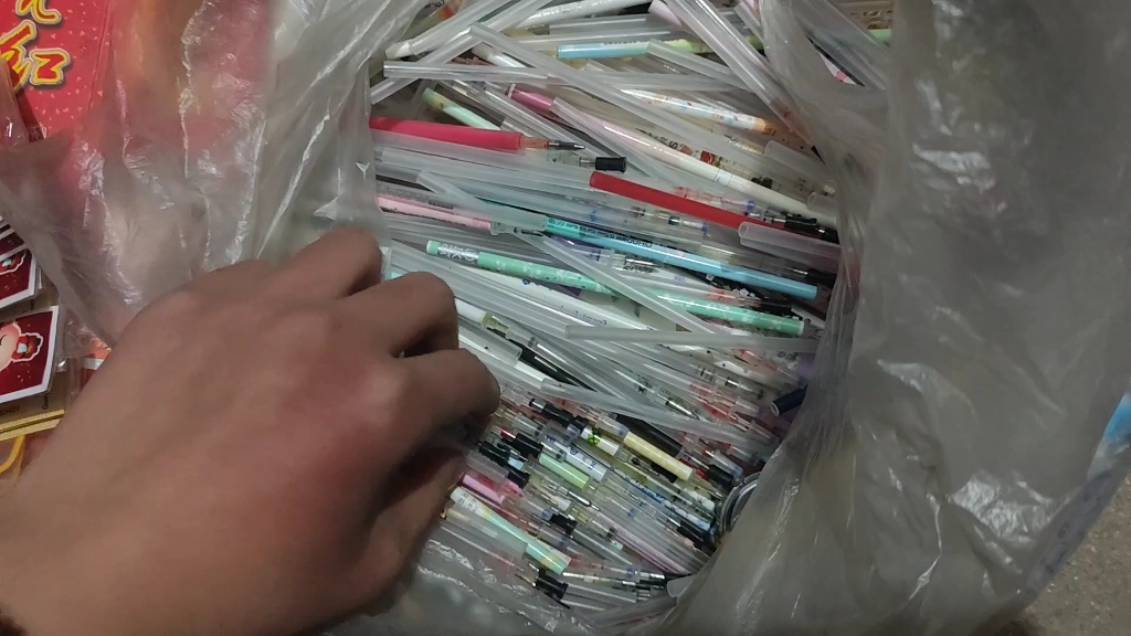 以前专门积累的空笔芯,那时候的我幼稚又可爱.