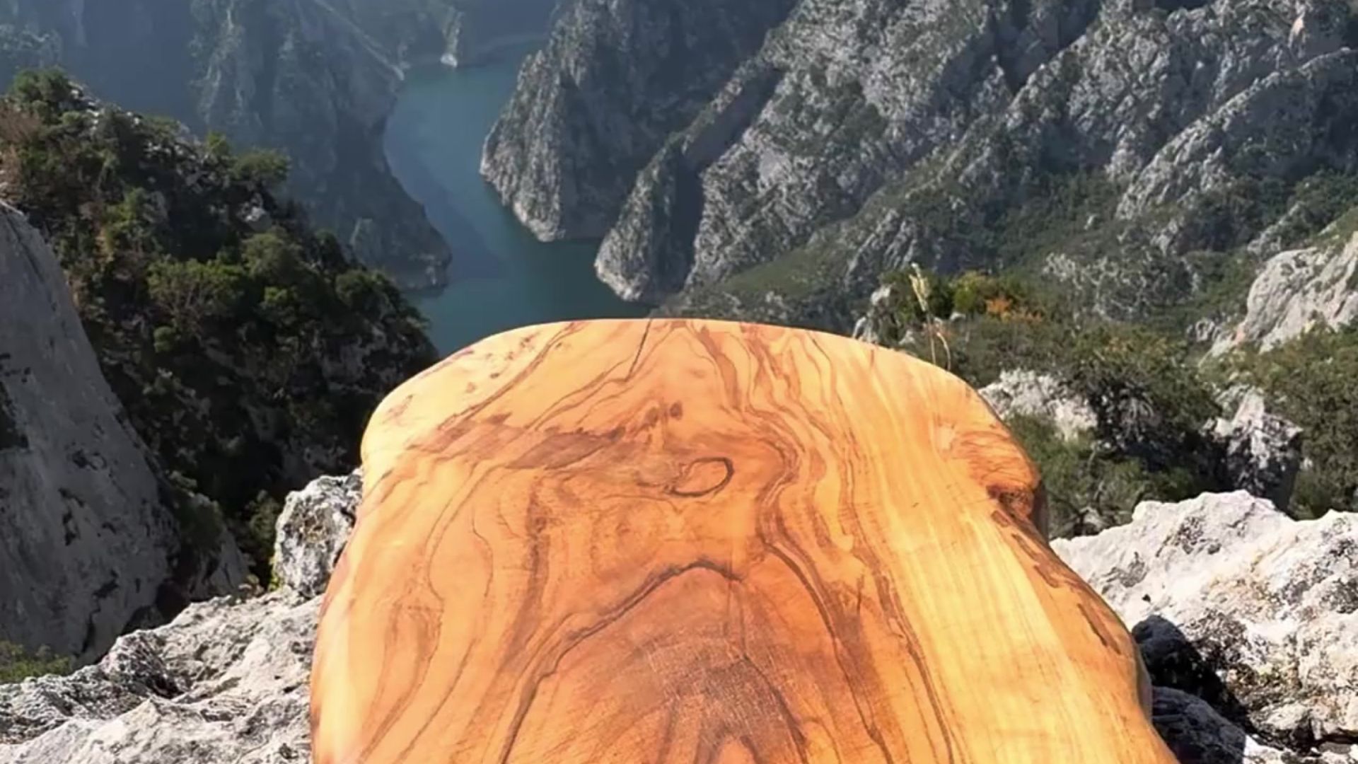 在山顶用串肉杆烤制鸡翅 🏔️+在野营帐篷中用陶锅炒羊肉块 🥩