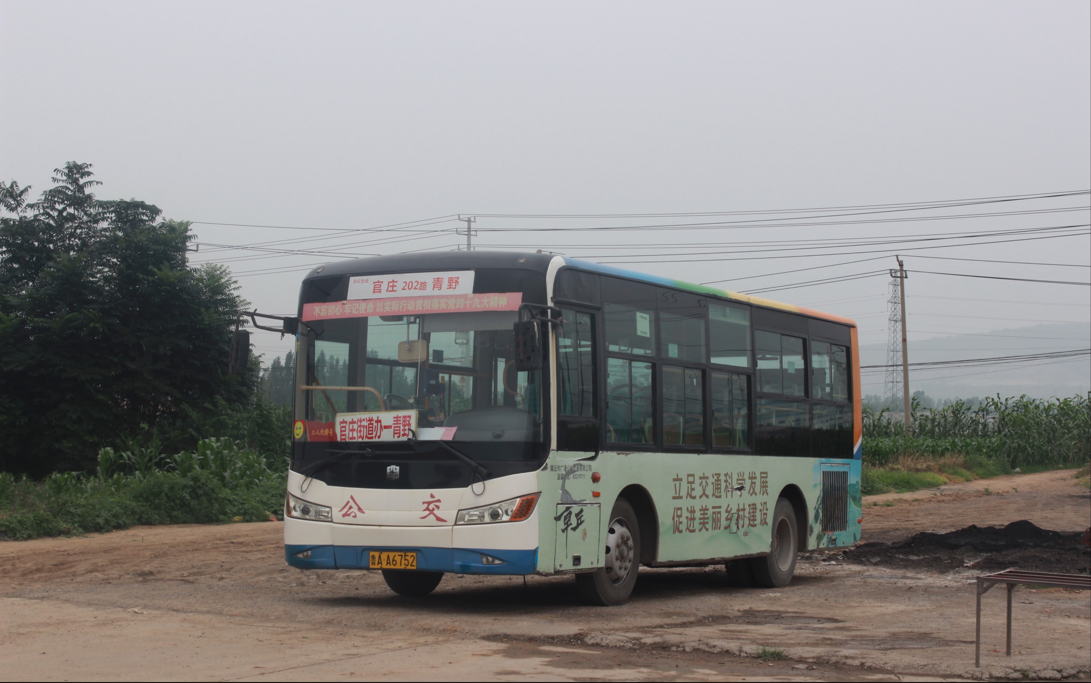 三角街道公交车图片