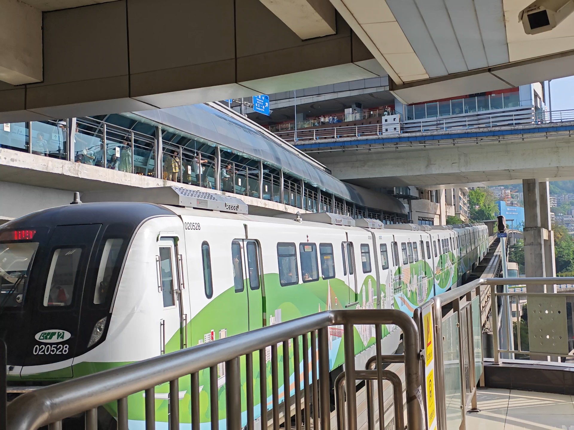 重庆轨道交通2号线02052