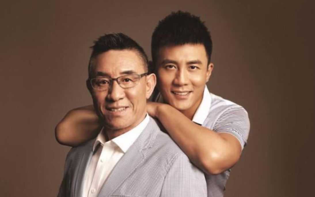 明星父子颜值对比,向华强向佐像兄弟,网友:杜淳父子也太像了