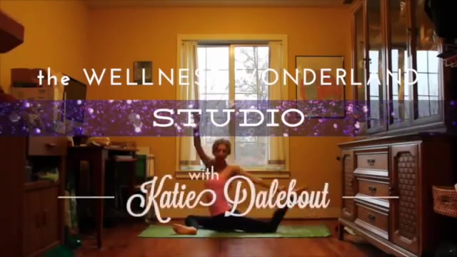 [图]Katie Dalebout | My Get Out of Bed Yoga Routine