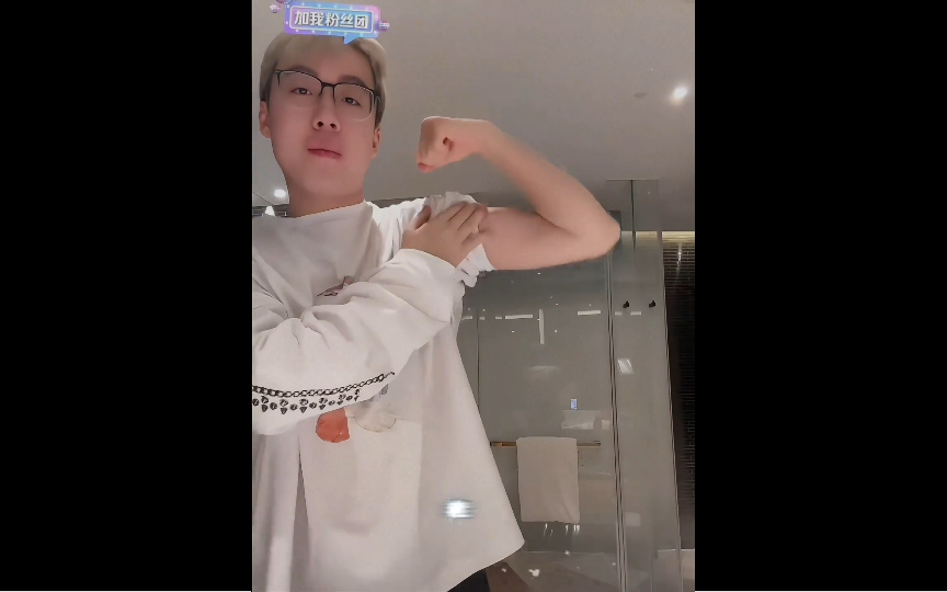 陈泽回应小孩身材展示肌肉,做了4个俯卧撑就不行了