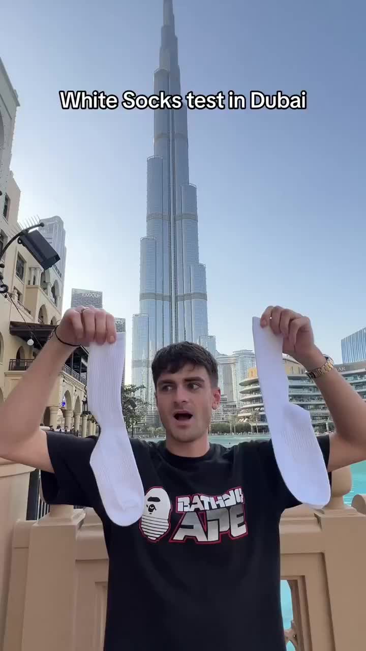 小伙穿白袜步行迪拜街头以确认迪拜大街地面有多干净