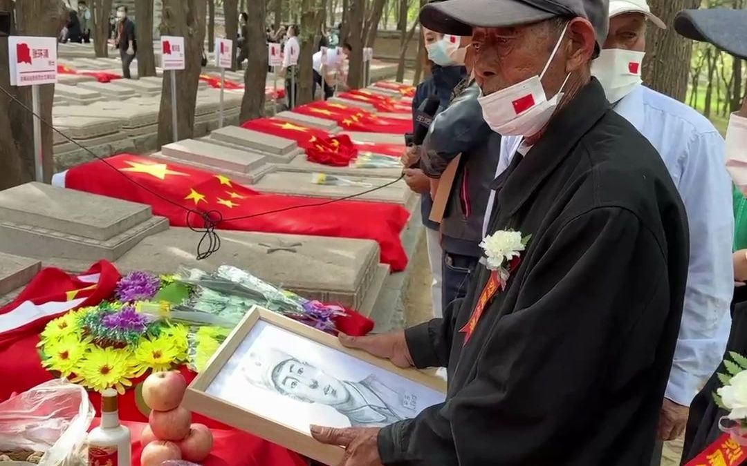 首批寻亲成功济南战役49位无名烈士今日立碑,烈士家属抱着烈士画像泣