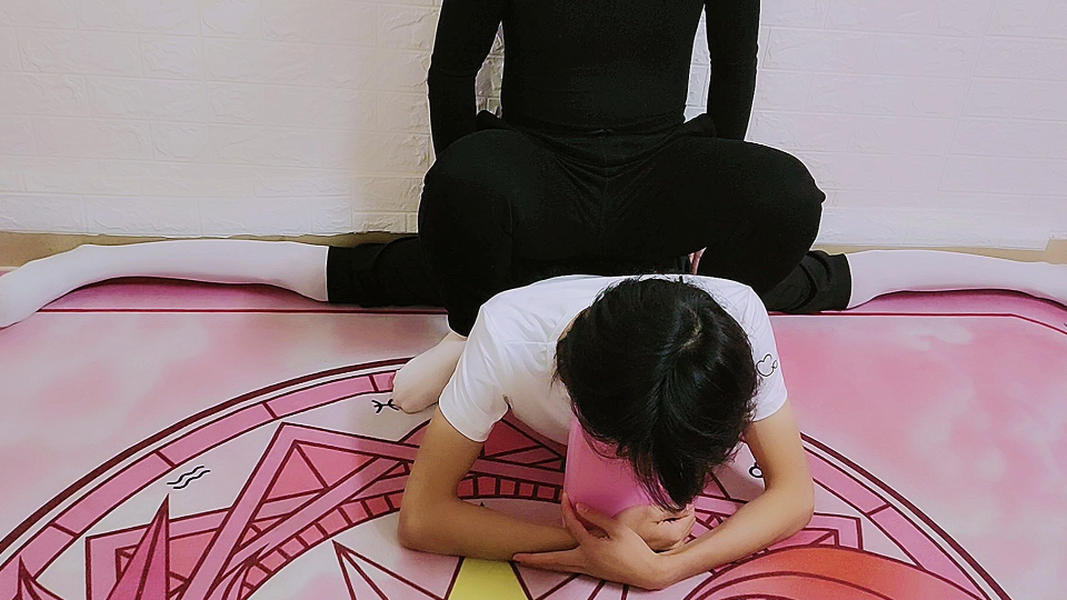 活动  简单的一字马辅助耗叉训练