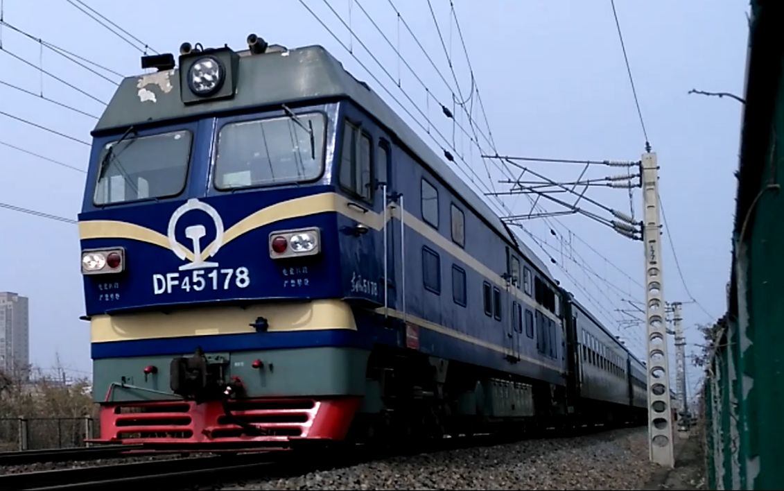 【春运临客系列】客车k5561次通过,本务df4c 25b绿皮车