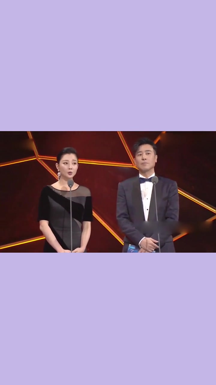 殷桃跟于和伟作为颁奖嘉宾,在台上聊嗨了,主持人:开奖吧两位!