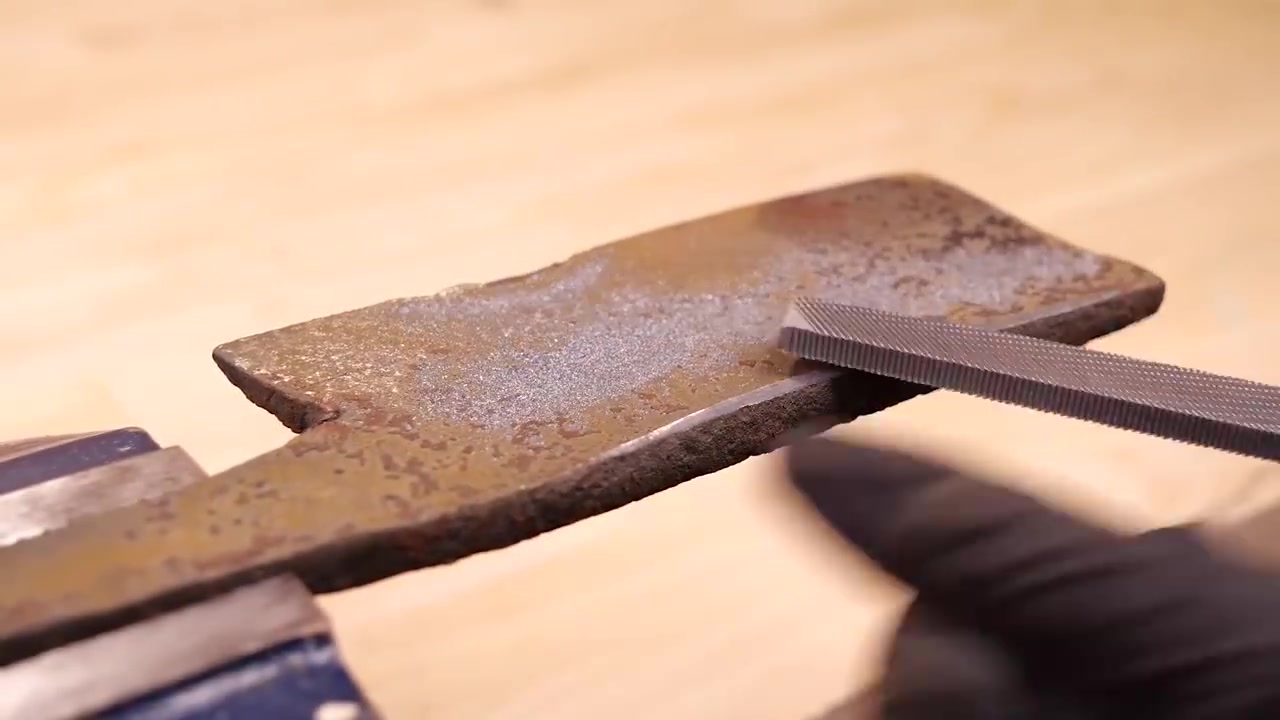 【短片精选】将一块锈铁打磨成一把锋利的菜刀,只要功夫深,我感觉他也