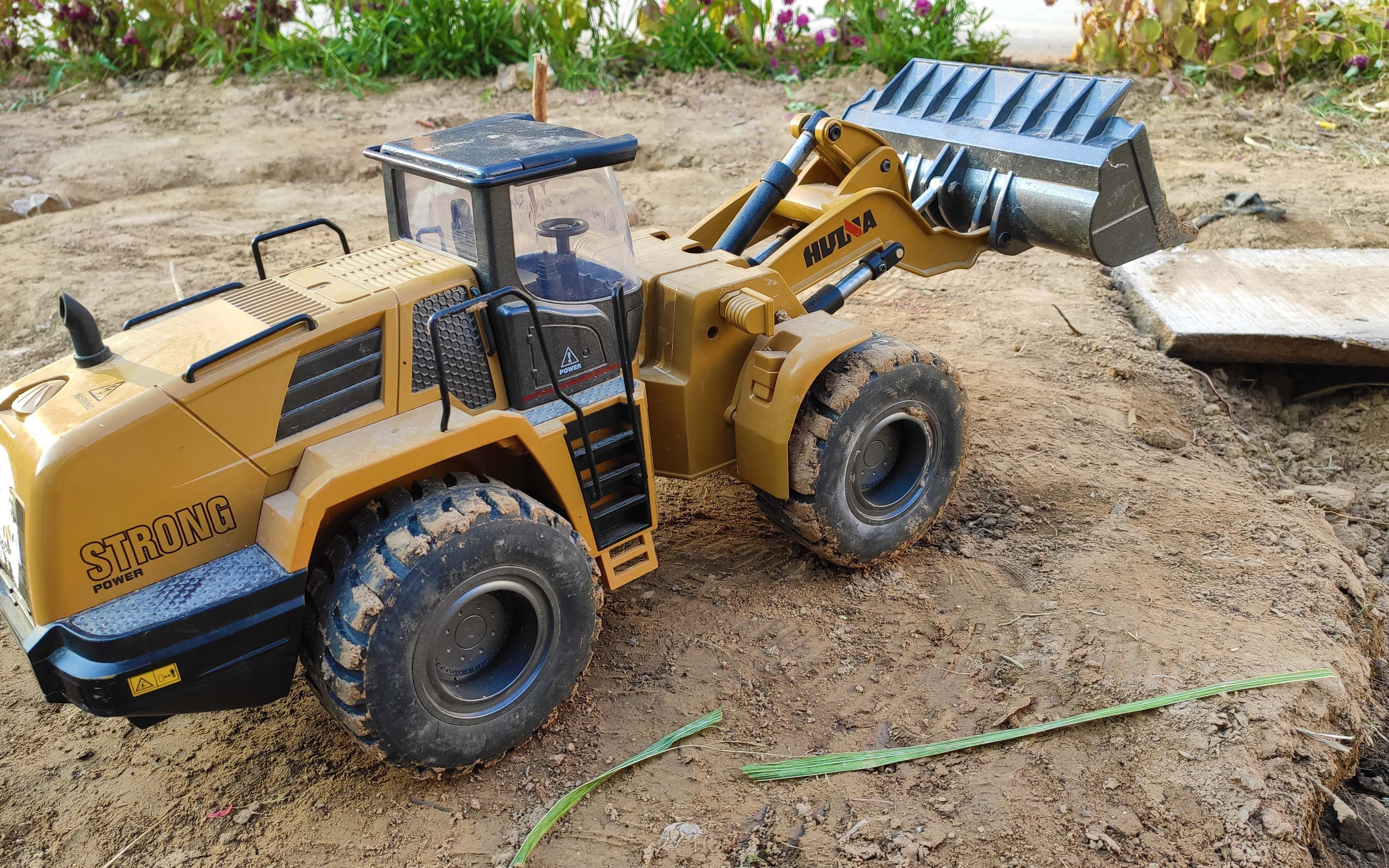 铲车模型作业现场,工程车等待装货,玩具游戏时间