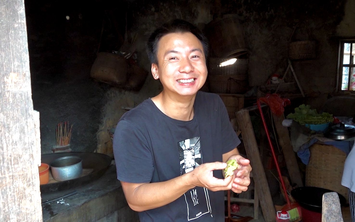 华农兄弟:有村民种羊角蜜,我们都不知道,摘一点来吃-遇见空白-默认