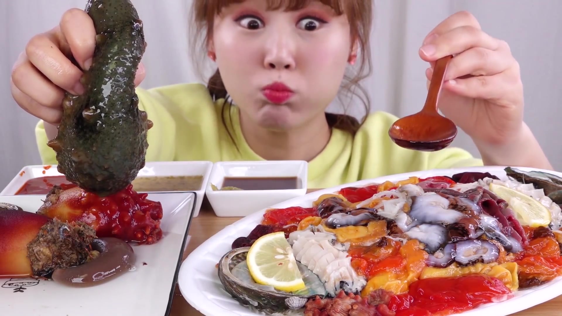 韩国大胃王小姐姐吃播,直接生吃海鲜,鮑魚, 海參, 海鞘, 海腸,真过瘾!