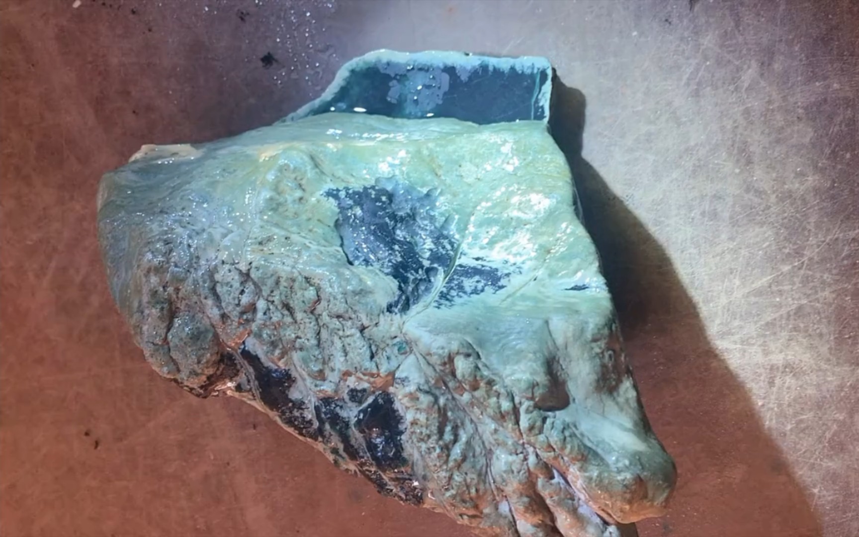 2.8公斤的老蓝水翡翠原石,一刀切开,完美牌子手镯随便取