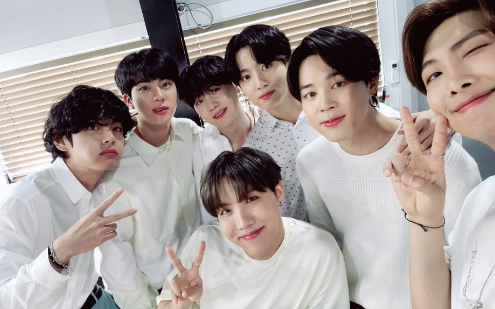 【防弹少年团】这场〈dope〉舞台弹宝们的装扮真的是太青春活力了!