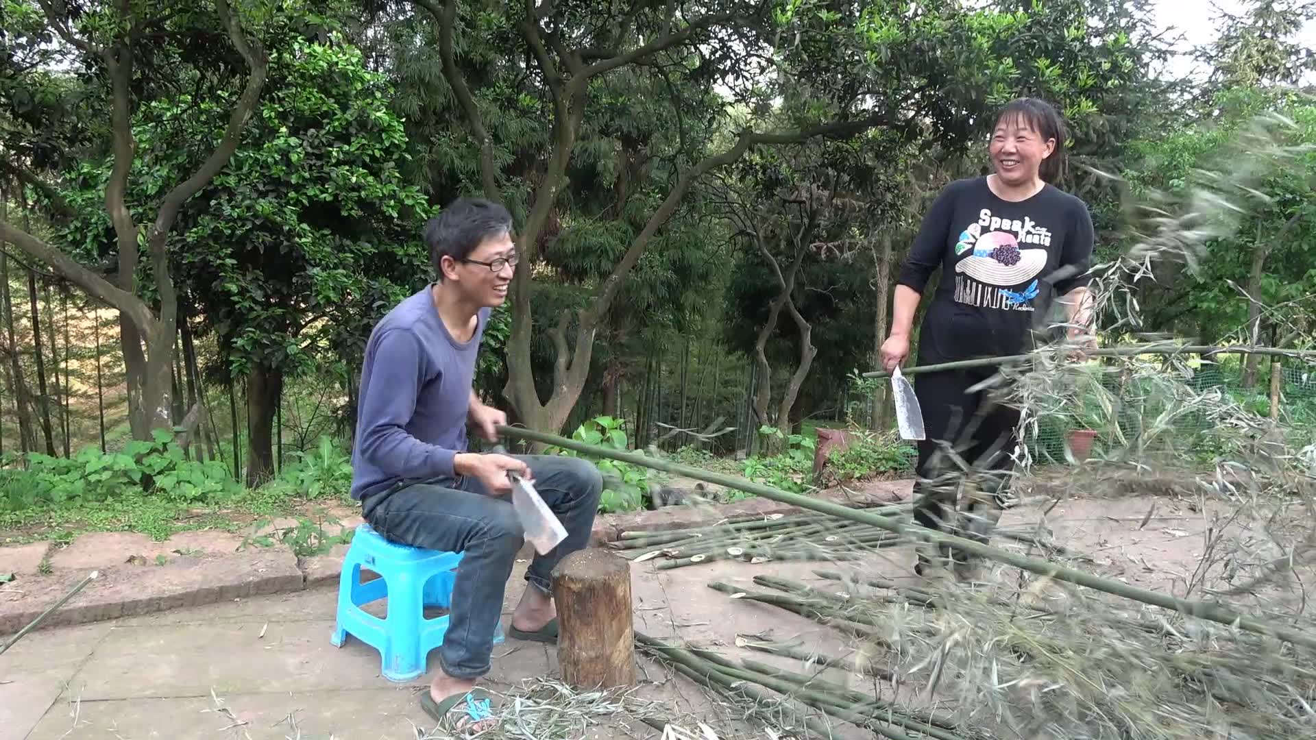 幺叔干活吃个“坐墩肉”,幺妈做笋子炒肉再补补,真不错哔哩哔哩bilibili