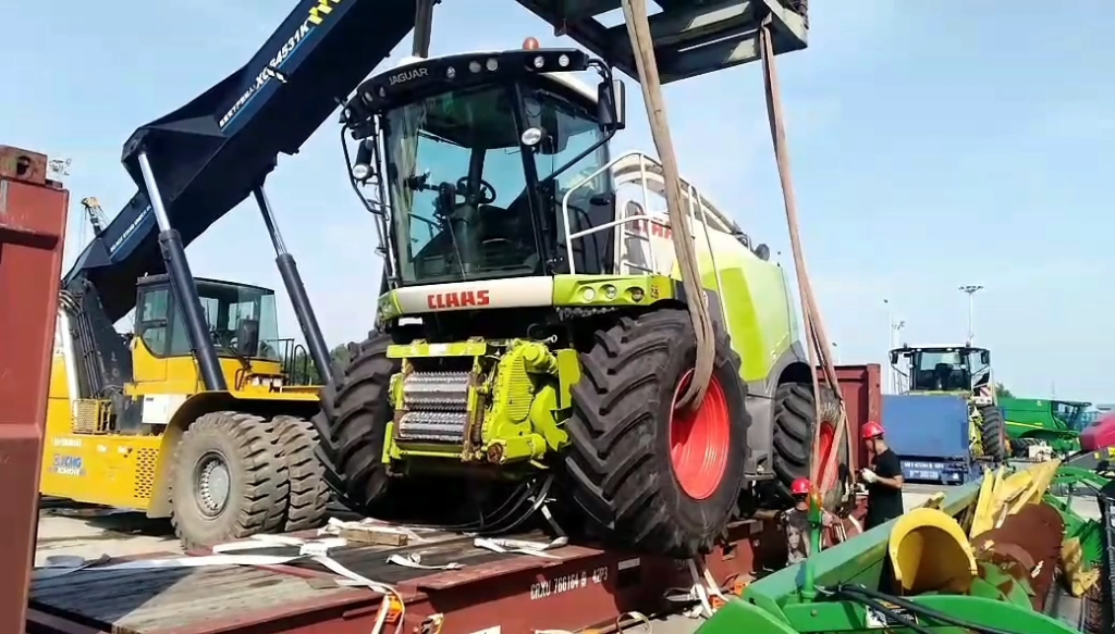 克拉斯970青储机俩双胞胎坐上板车马上回家,姗姗来迟啊_哔哩哔哩_bili